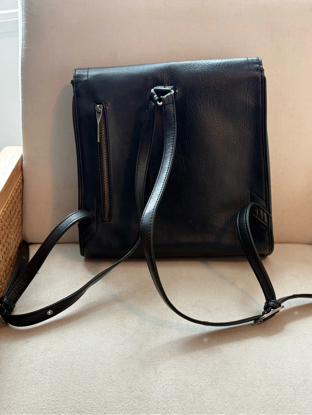 Matt & Nat Black Crossbody Bag - Sleeku Modern Design - Picture 2 of 9
